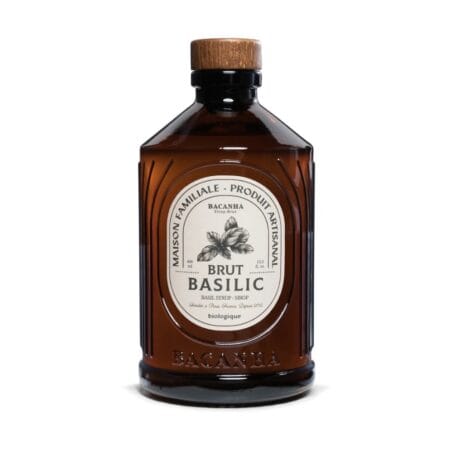 Détail de la bouteille de sirop de basilic Bacanha avec feuilles fraîches