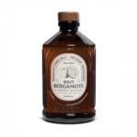 Bouteille de sirop de bergamote Bacanha sur fond naturel
