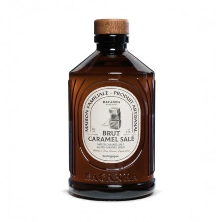 Flacon de sirop de caramel salé Bacanha, une gourmandise à ajouter à tous vos desserts.
