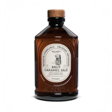Flacon de sirop de caramel salé Bacanha, une gourmandise à ajouter à tous vos desserts.