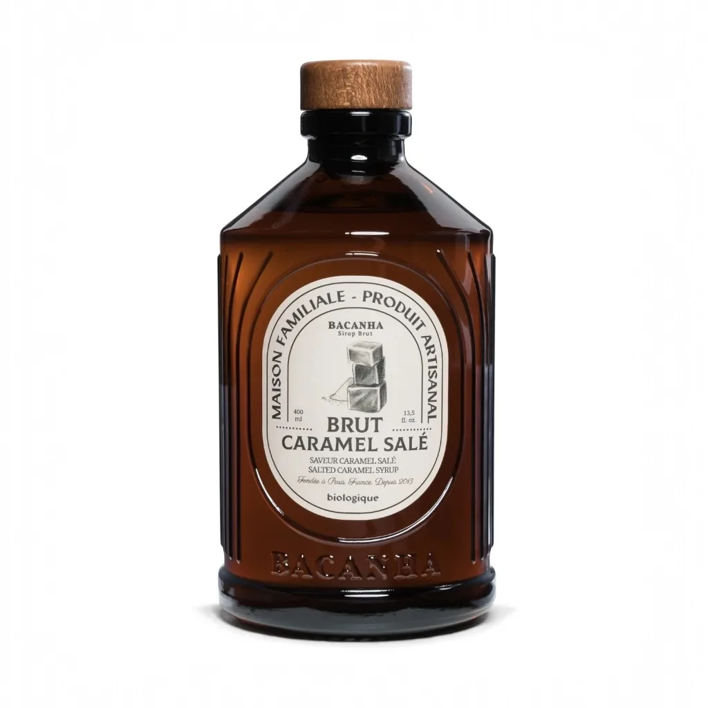Flacon de sirop de caramel salé Bacanha, une gourmandise à ajouter à tous vos desserts.