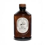 erre de cocktail avec sirop Bacanha goût Litchi, glaçons et fruits frais.