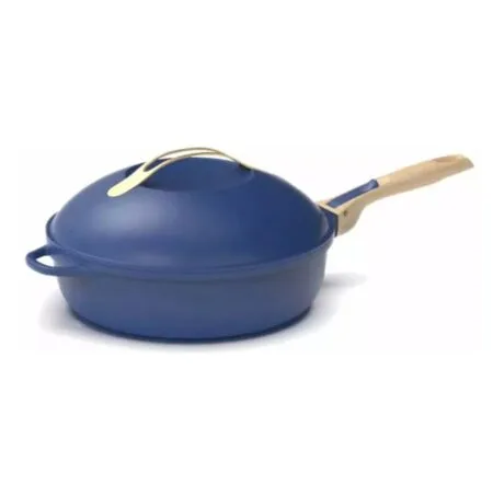 Poêle Cookut 24 cm bleu saphir sur une plaque de cuisson