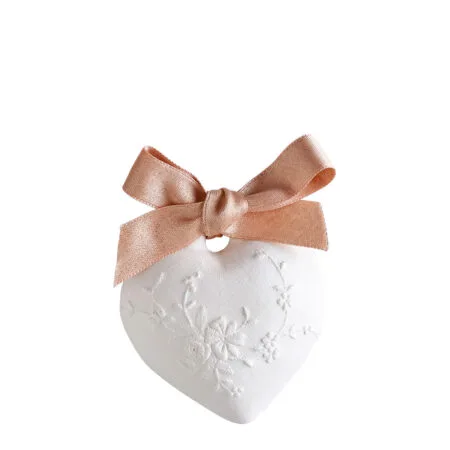 Plâtre parfumé en forme de cœur brodé Mathilde M – senteur Rose Élixir, décoration raffinée diffusant un parfum floral et envoûtant