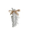 Plâtre parfumé en forme de plume, parfum Poudre de Riz de Mathilde M. Élégance et légèreté réunies dans un objet décoratif délicatement parfumé.