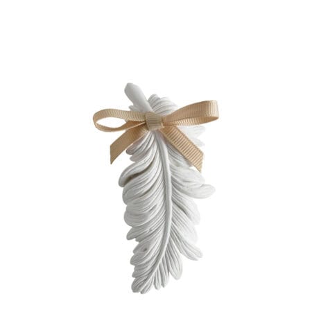 Plâtre parfumé en forme de plume, parfum Poudre de Riz de Mathilde M. Élégance et légèreté réunies dans un objet décoratif délicatement parfumé.