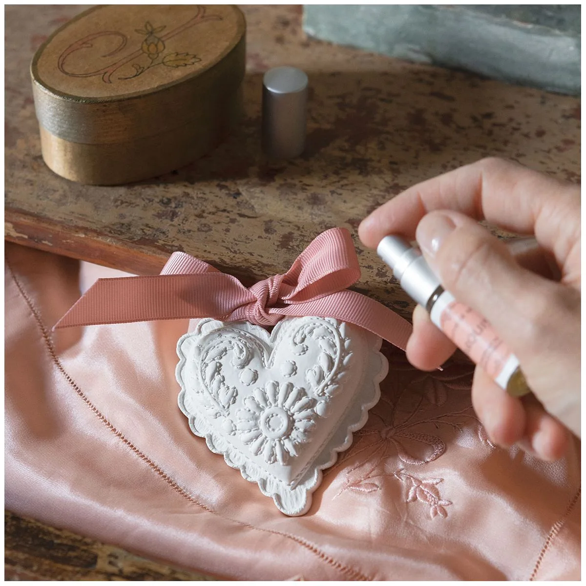 Application du concentré Jasmin Mathilde M. sur plâtre parfumé