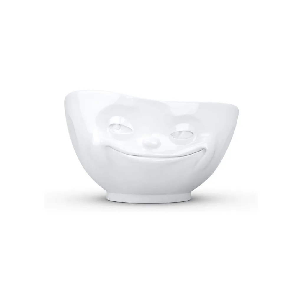 Bol blanc avec un sourire espiègle prêt à piéger ton p’tit dej