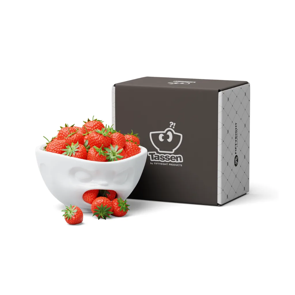 Bol rempli de fraise à côté de sa boite