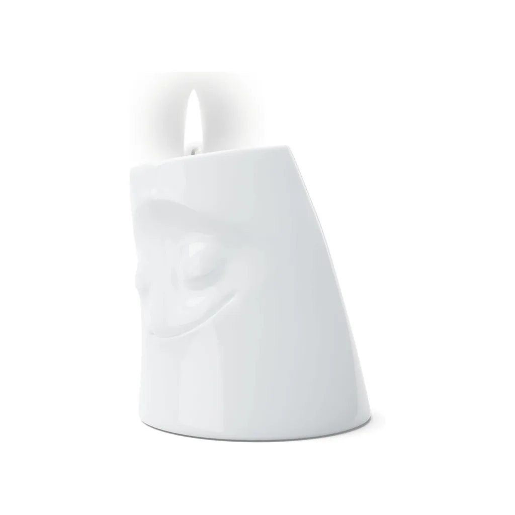 Bougeoir avec une bougie allumée diffusant une lumière chaleureuse.