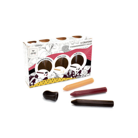 Coffret de trois crayons d’assaisonnement OCNI fermé, design élégant et gourmand posé sur une table.