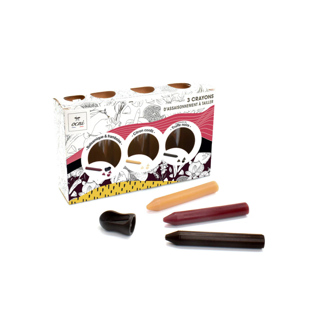 Coffret de trois crayons d’assaisonnement OCNI fermé, design élégant et gourmand posé sur une table.