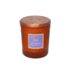 Bougie parfumée 180g Colline de Provence, senteur Ambre Héliotrope, dans un pot élégant posé sur une table boisée et chaleureuse.
