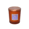 Bougie parfumée 180g Colline de Provence, senteur Ambre Héliotrope, dans un pot élégant posé sur une table boisée et chaleureuse.