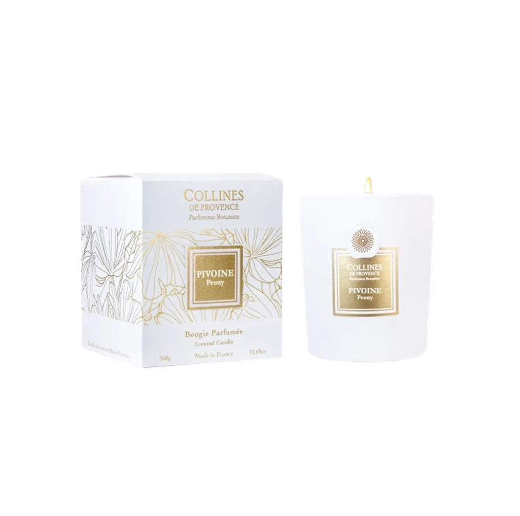 Bougie parfumée Pivoine 360g – Colline de Provence, cire végétale, senteur florale intense et raffinée pour une atmosphère romantique et lumineuse.