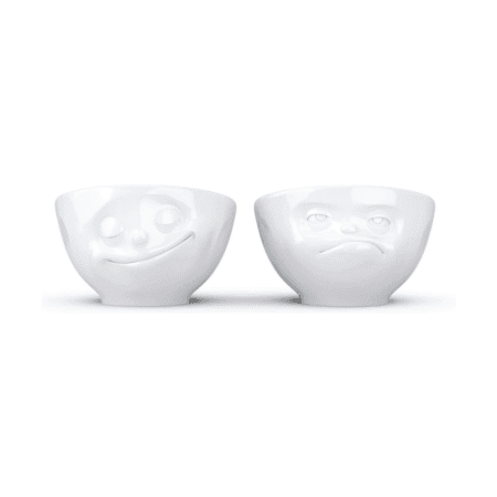Duo de coquetiers expressifs : l’un souriant et joyeux, l’autre en colère.