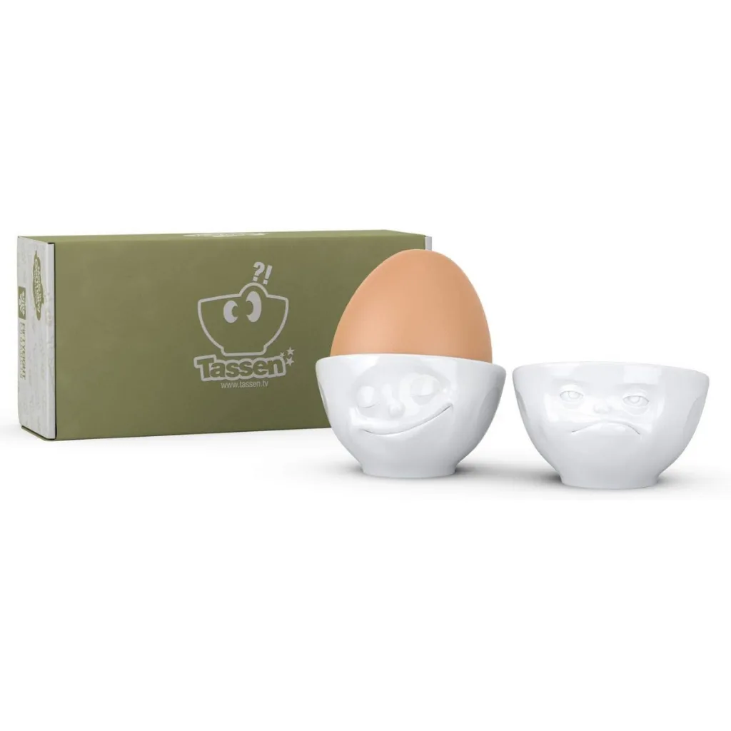 Duo de coquetiers avec œufs, l’un rayonnant de joie, l’autre avec une expression colérique.