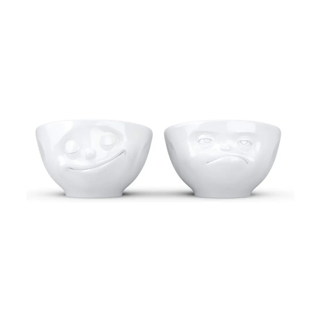 Duo de coquetiers expressifs : l’un souriant et joyeux, l’autre en colère.