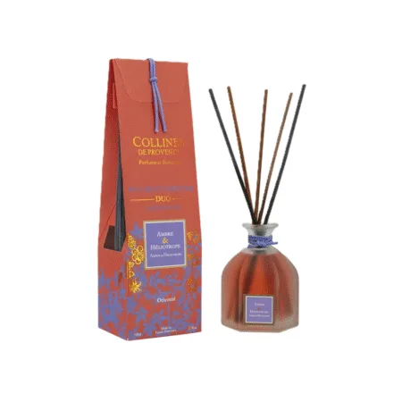 Diffuseur parfum d’ambiance Colline de Provence Ambre Héliotrope 100ml, flacon raffiné avec tiges en bois dans une déco chaleureuse.