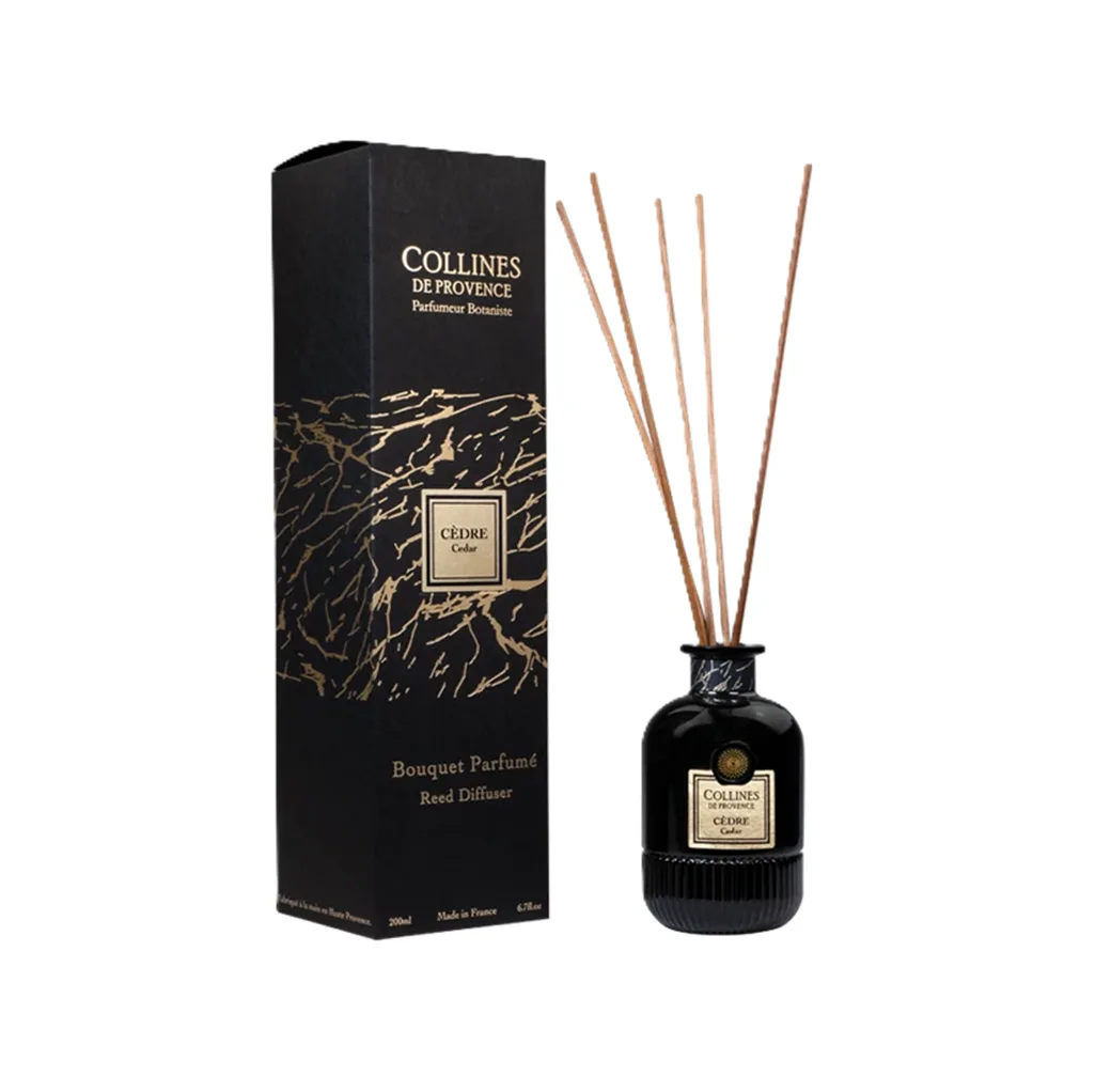 Diffuseur de parfum 200ml Colline de Provence Cèdre, collection Écorce, avec tiges en bois.