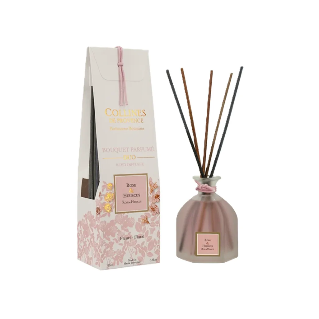 Diffuseur de parfum Rose & Hibiscus 100ml â Colline de Provence, parfum floral et fruitĂ©, avec bĂątonnets en bois pour une ambiance douce et raffinĂ©e.