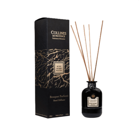 Diffuseur parfumé Rose Noire 200ml de Colline de Provence : un parfum audacieux et mystérieux qui enveloppe votre intérieur de fines notes florales et boisées, créant une atmosphère luxueuse et chic.