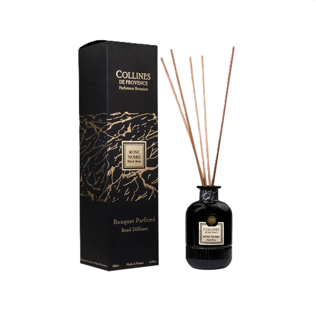 Diffuseur parfumé Rose Noire 200ml de Colline de Provence : un parfum audacieux et mystérieux qui enveloppe votre intérieur de fines notes florales et boisées, créant une atmosphère luxueuse et chic.