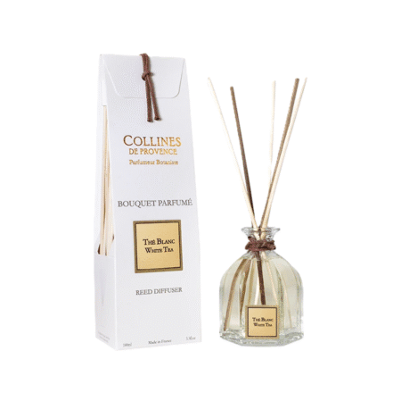 Diffuseur de parfum d’ambiance 100ml Thé Blanc – Colline de Provence. Élégant flacon avec tiges, diffuse un parfum frais, doux et relaxant dans votre intérieur.