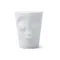 Mug en céramique avec anse, affichant une expression qui souffle un bisou.