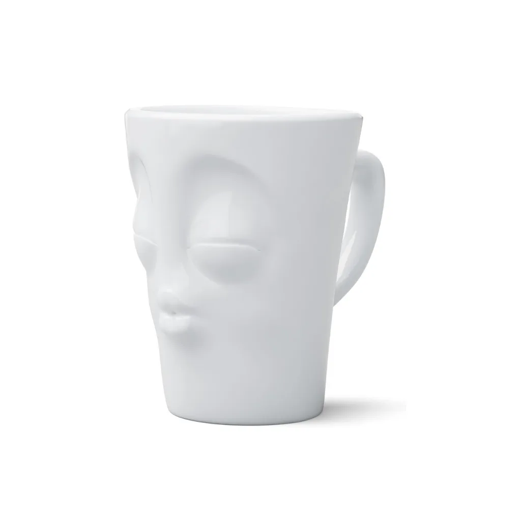 Gros plan sur le détail du visage du mug, bouche en forme de bisou.