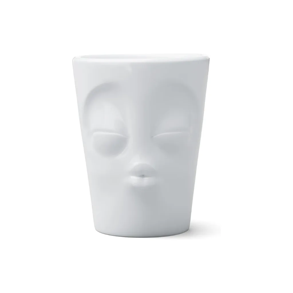 Mug en céramique avec anse, affichant une expression qui souffle un bisou.