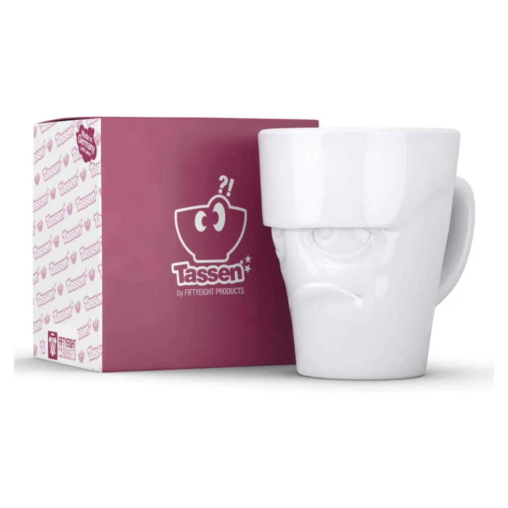Mug avec anse affichant un visage grognon et boudeur.