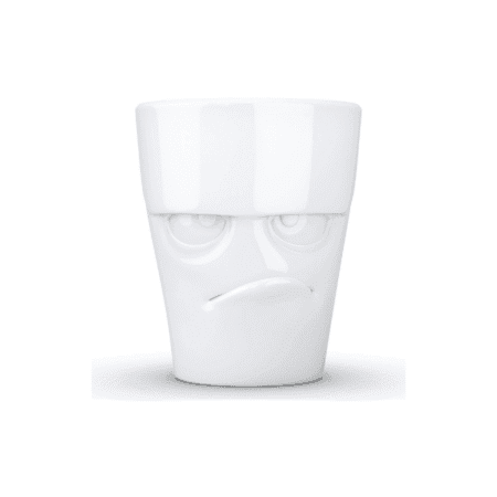 Mug en céramique avec expression grognon et sourcils froncés.