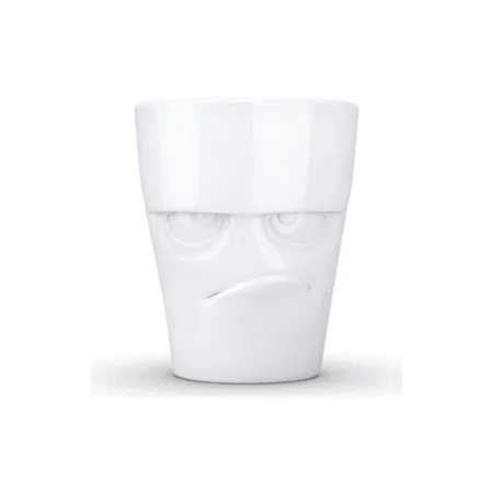 Mug en céramique avec expression grognon et sourcils froncés.