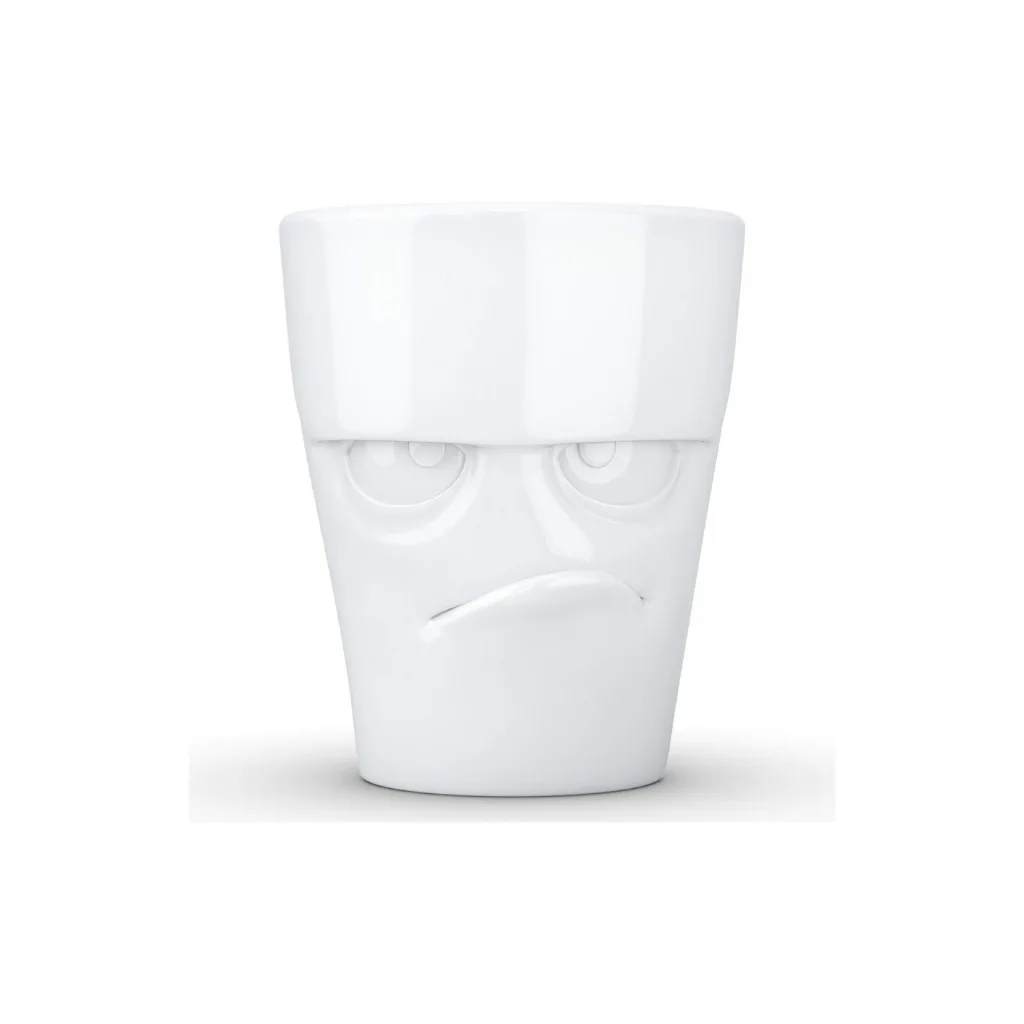 Mug en céramique avec expression grognon et sourcils froncés.