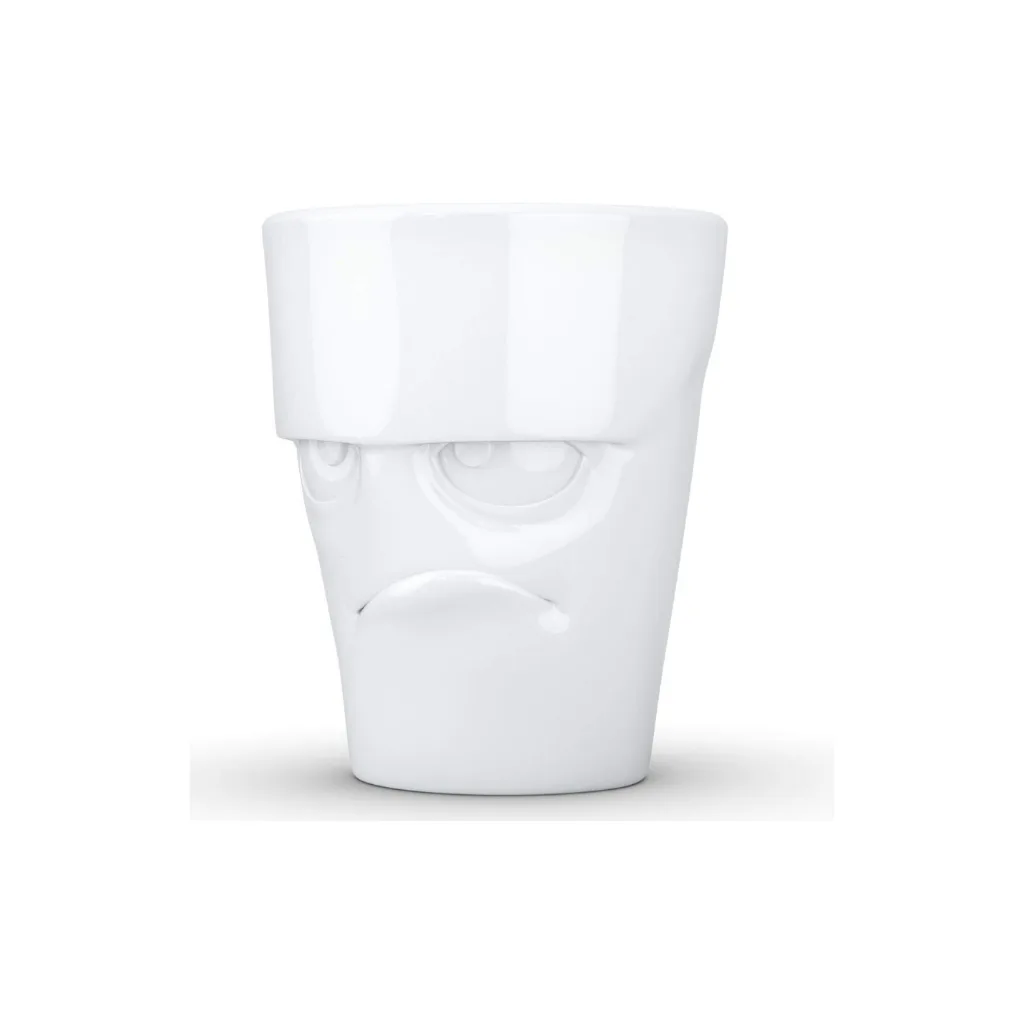 Mug avec anse et expression grognonne bien marquée.