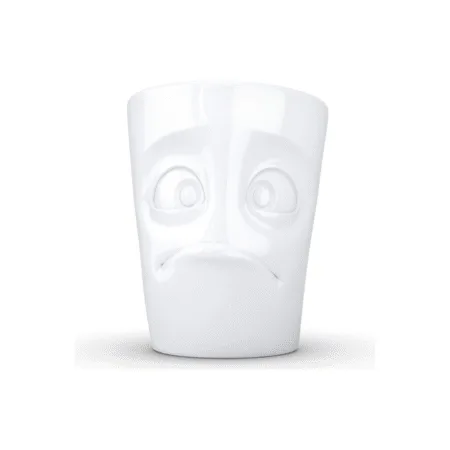 Mug avec anse affichant un visage suppliant et attendrissant.