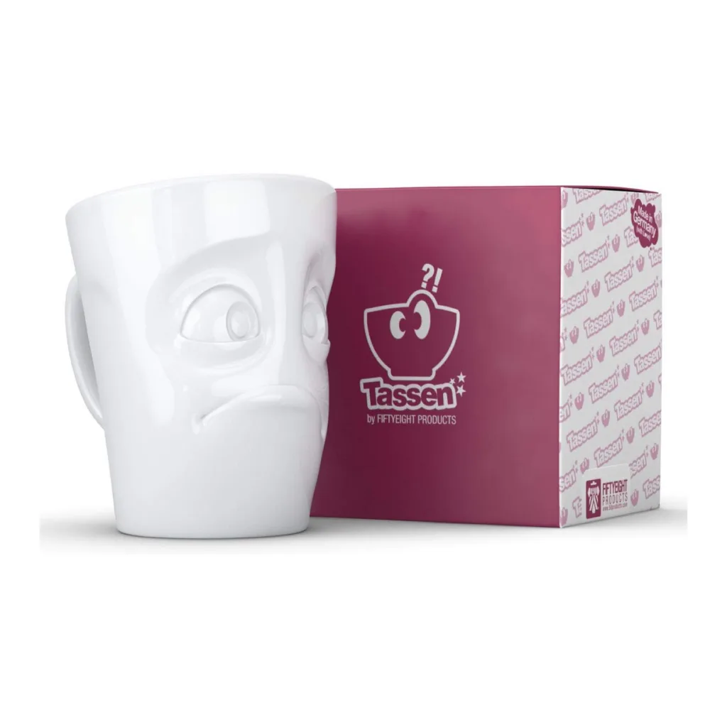 Mug en céramique avec expression suppliantes et yeux grands ouverts.