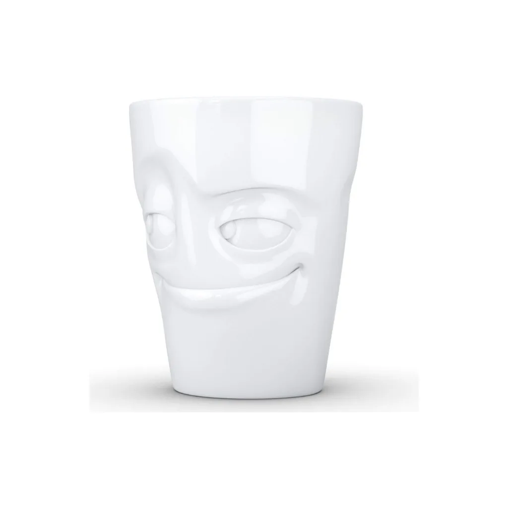 Mug avec anse, visage malicieux et sourire en coin.