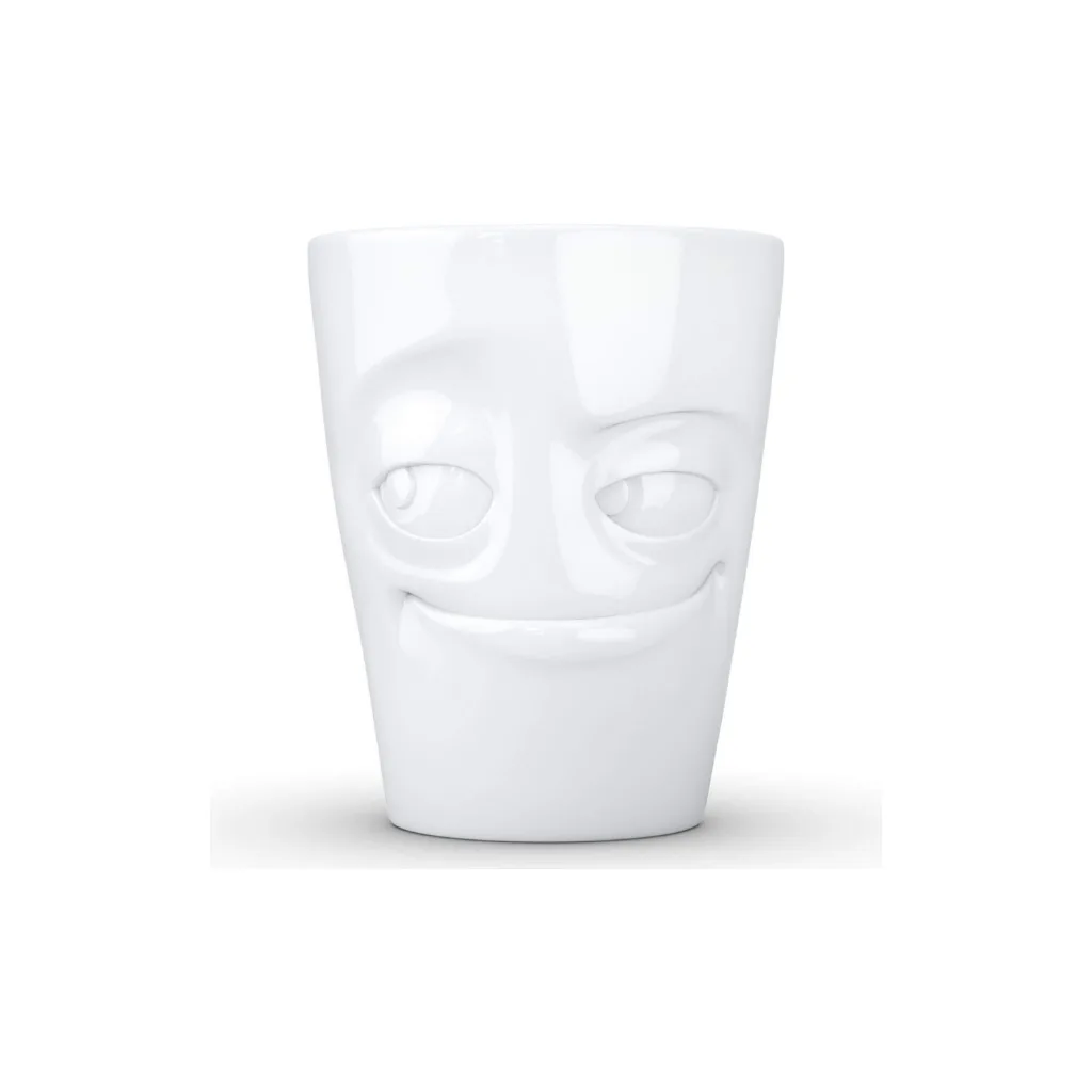Mug avec anse affichant un visage malin et espiègle.