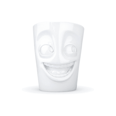 Mug avec anse affichant un visage rieur et plein de vie.