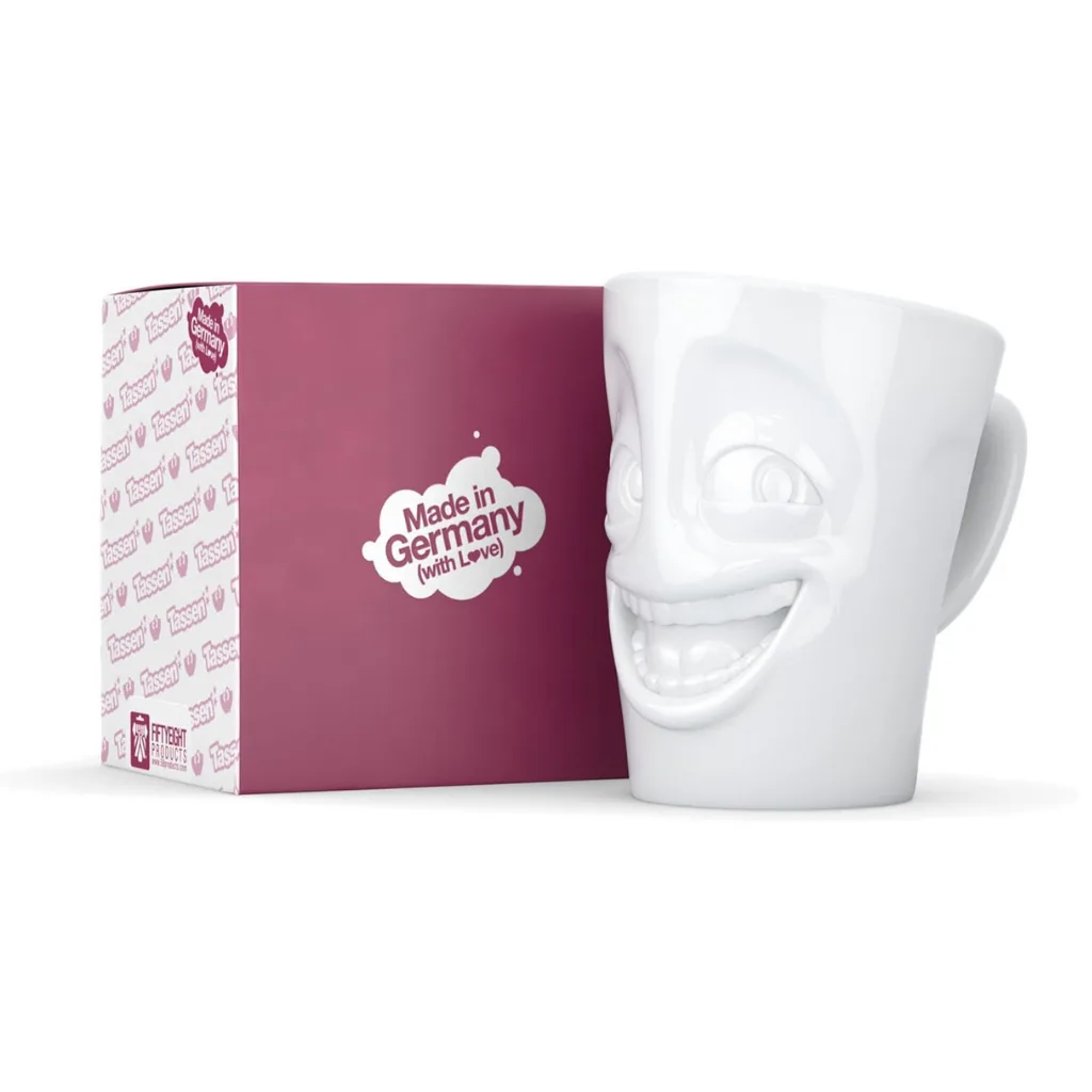 Mug en céramique au sourire large et regard joyeux.