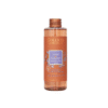 Recharge 200ml pour diffuseur Colline de Provence Ambre Héliotrope, flacon épuré posé à côté de tiges en bois et d’un diffuseur vide.