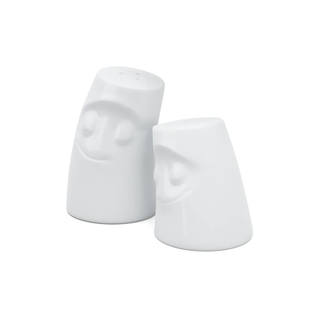 Visages sereins sur salière et poivrier assortis.