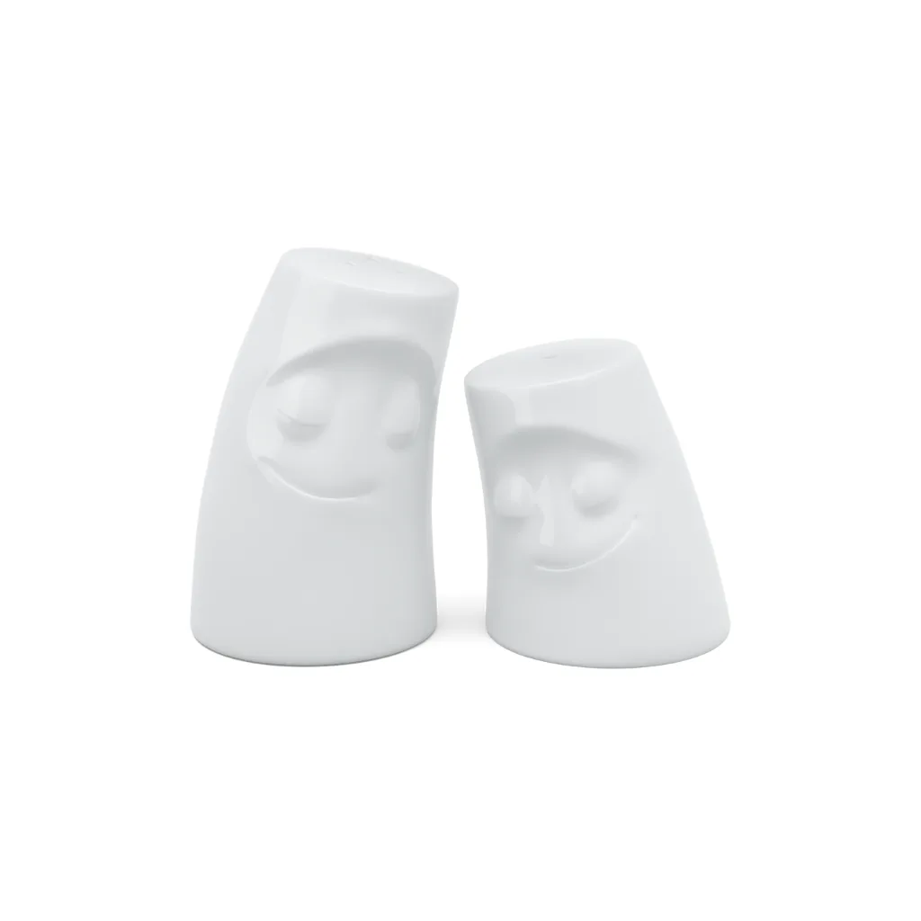 Duo salière et poivrier avec visages sereins et apaisés.