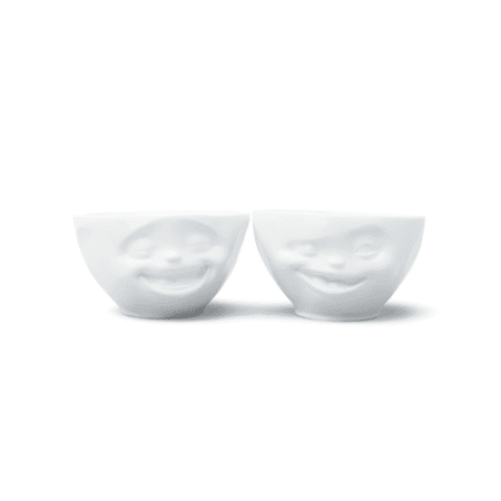 Deux bols blancs, complices, affichant un sourire malicieux et un clin d'œil espiègle.