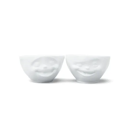 Deux bols blancs, complices, affichant un sourire malicieux et un clin d'œil espiègle.
