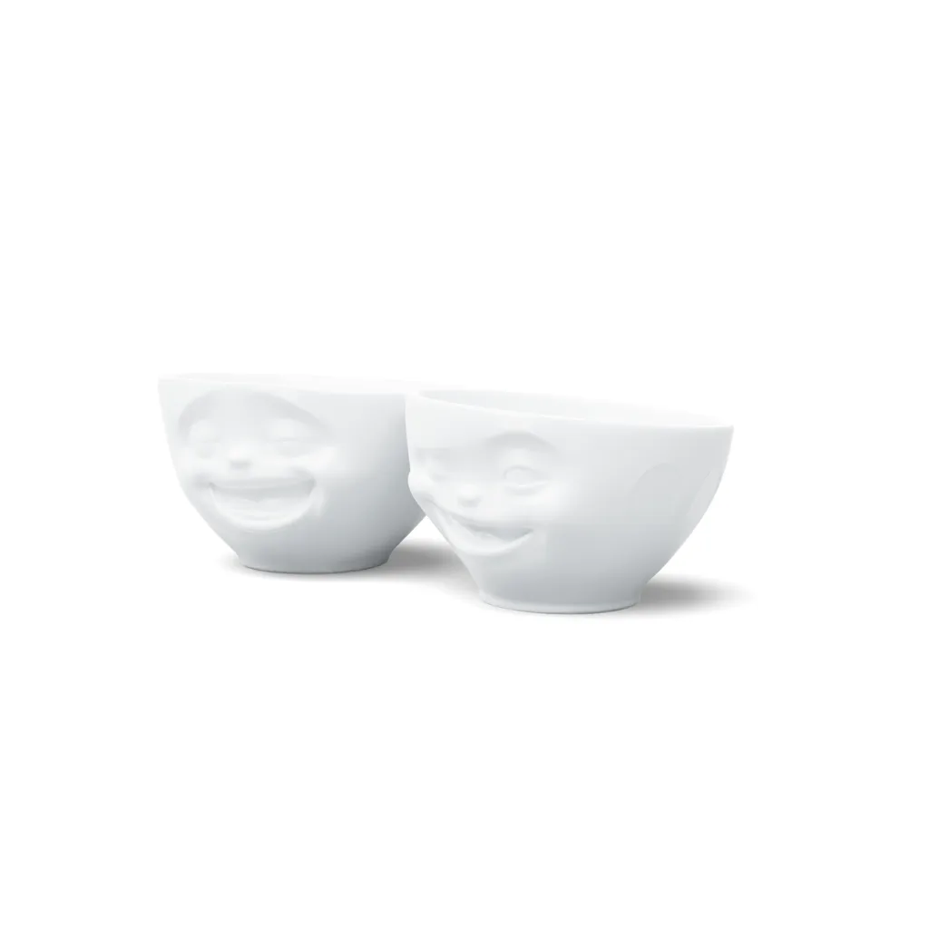 Vue du dessus de deux bols blancs aux expressions faciales déjantées.