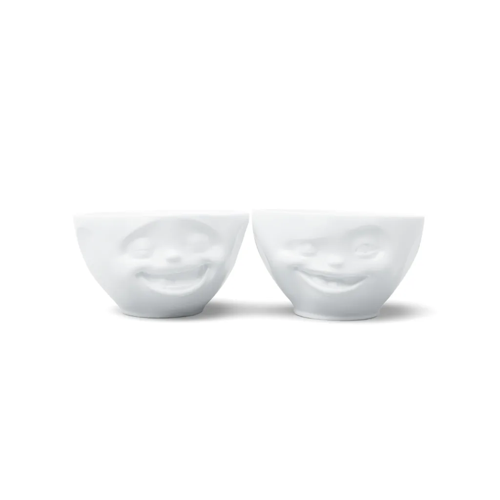 Deux bols blancs, complices, affichant un sourire malicieux et un clin d'œil espiègle.