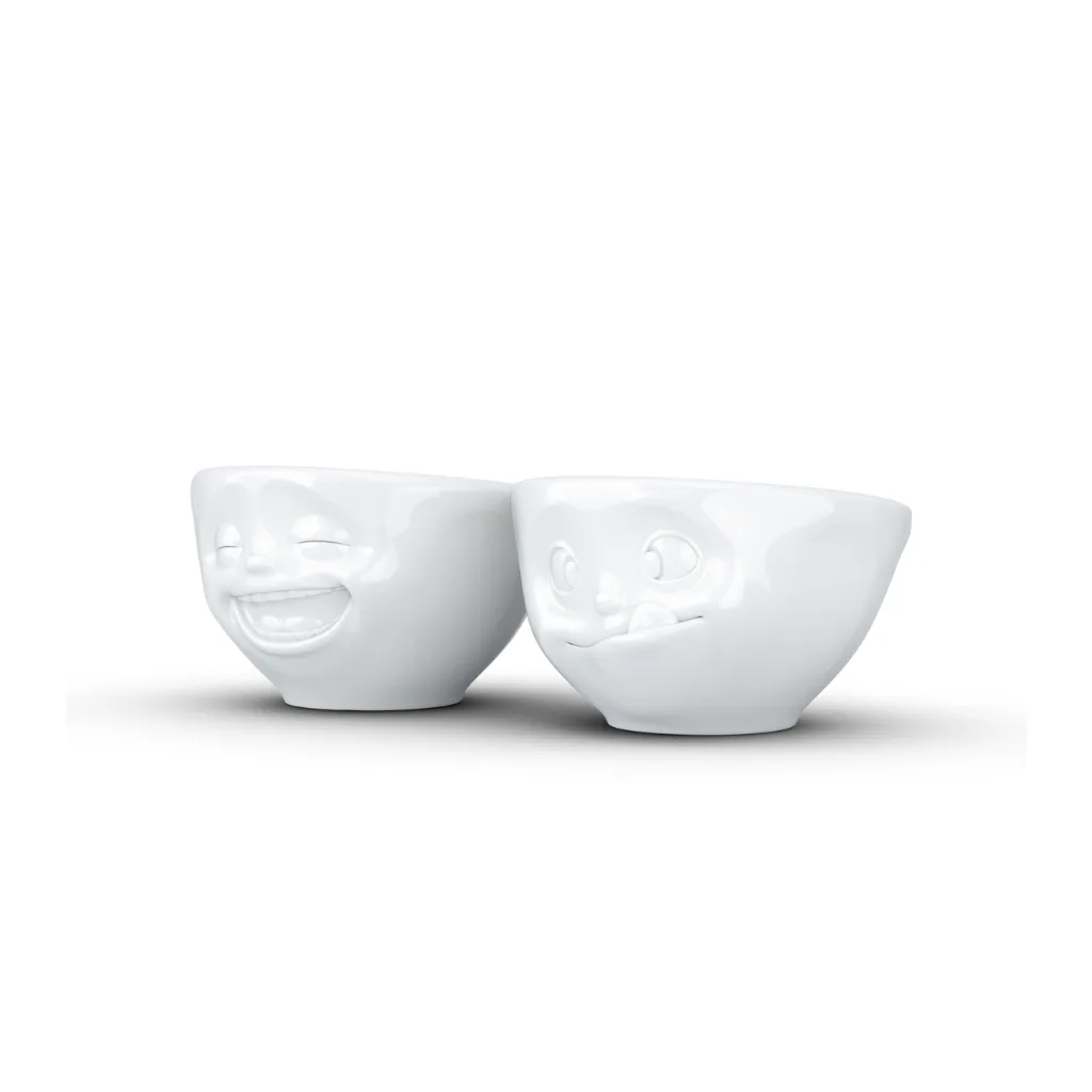 Deux bols blancs, l’un avec un grand sourire gourmand, l’autre hilare de bon cœur.